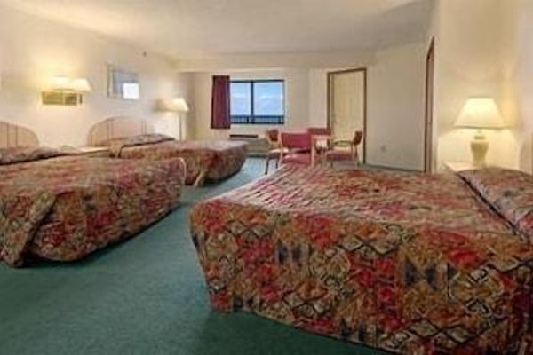 Bavarian Haus Lakefront Inn (St Ignace)